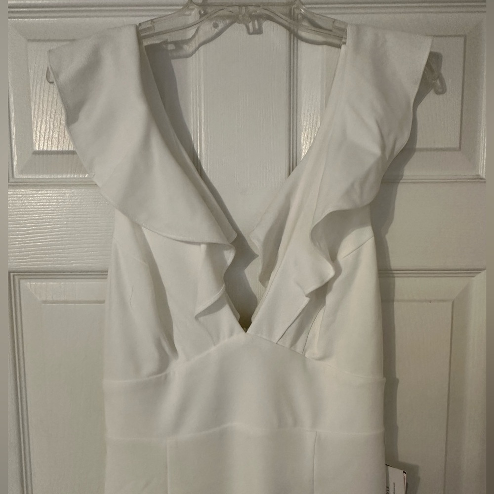 🌟 NWT White Sleeveless Plunge Gown from David’s Bridal - Size 8 🌟